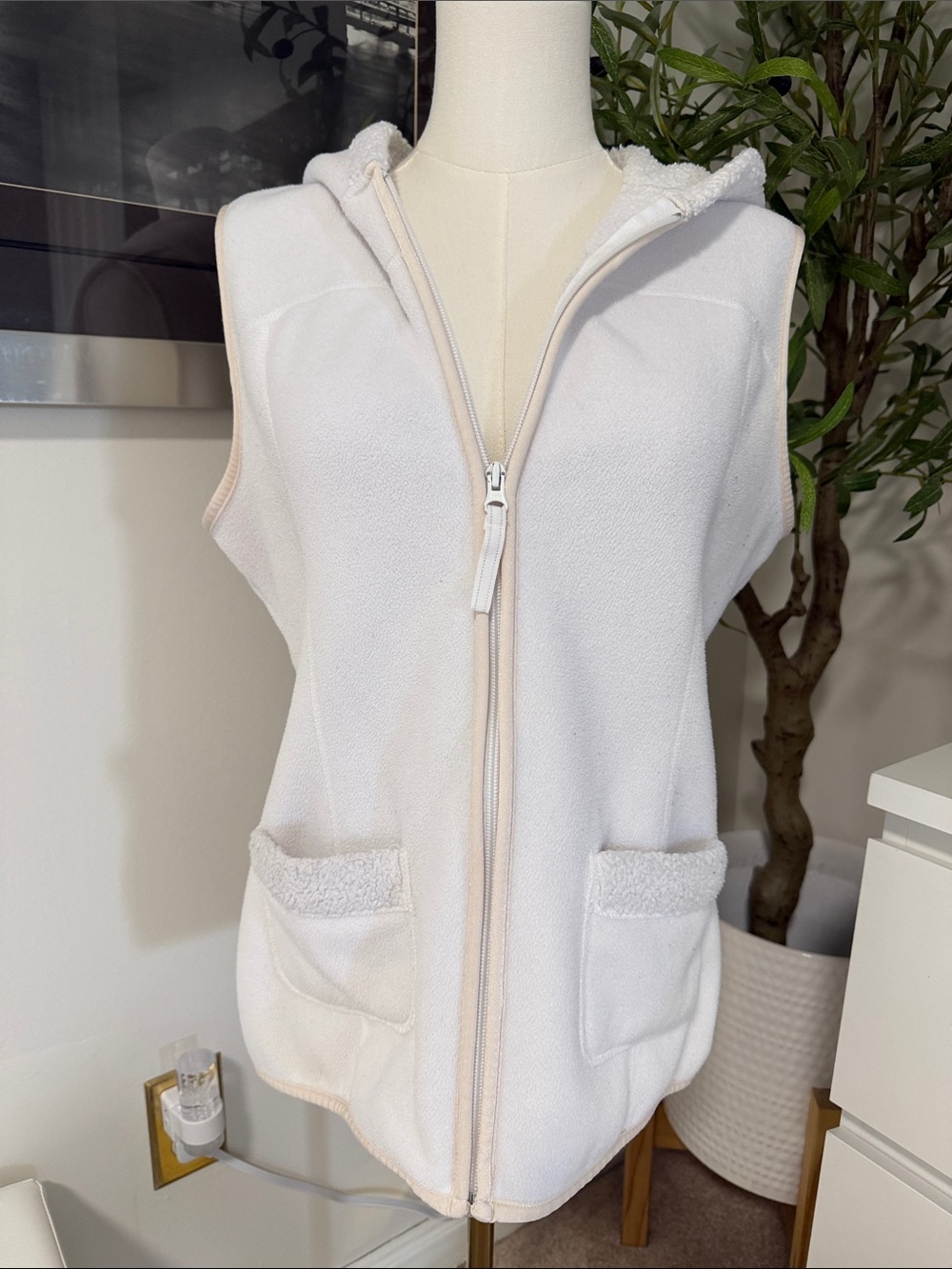ALTA White Fleece Sherpa Hooded Zip Vest L/G Made in Canada